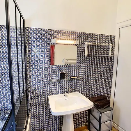 Petit Cocon En Plein Centre Historique D'uzes - Place Aux Herbes En Zone Pietonniere Bed and Breakfast 3*