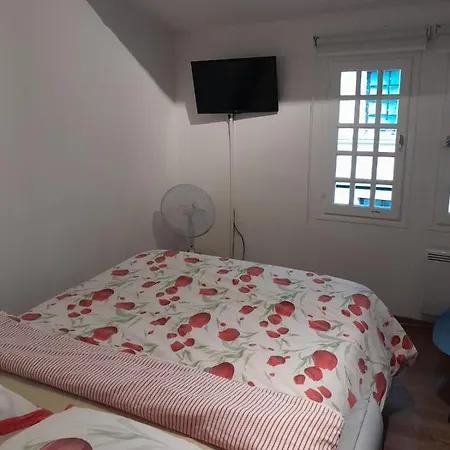 Bed and Breakfast Petit Cocon En Plein Centre Historique D'uzes - Place Aux Herbes En Zone Pietonniere 3*