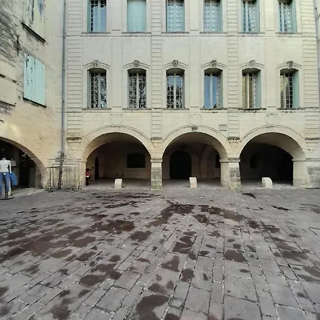 Petit Cocon En Plein Centre Historique D'uzès - Place Aux Herbes En Zone Piétonnière Couette-café Uzès