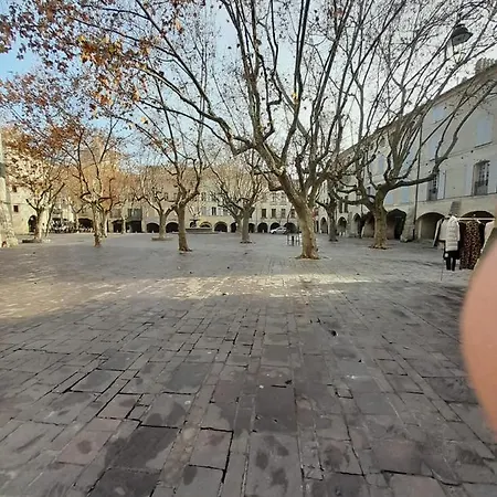Petit Cocon En Plein Centre Historique D'uzès - Place Aux Herbes En Zone Piétonnière Couette-café