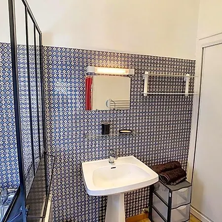 Petit Cocon En Plein Centre Historique D'uzes - Place Aux Herbes En Zone Pietonniere Bed and Breakfast 3*