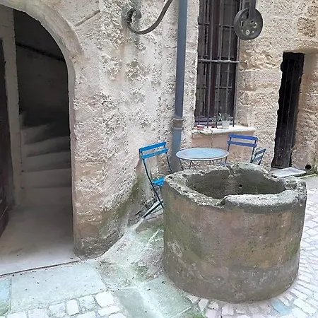 Petit Cocon En Plein Centre Historique D'uzes - Place Aux Herbes En Zone Pietonniere 3*